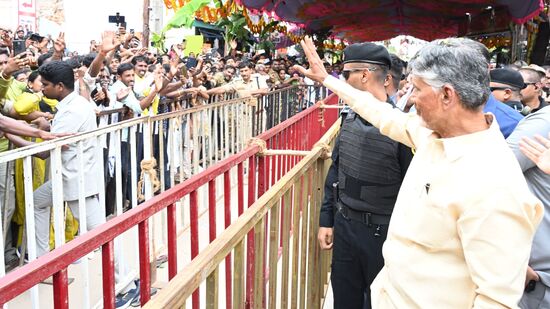 ఆలయం వద్దకు చేరుకున్న ముఖ్యమంత్రి చంద్రబాబుకు  ప్రభుత్వ విప్  కంచర్ల శ్రీకాంత్, ఆర్టీసీ వైస్ ఛైర్మన్ మునిరత్నం,ఆలయ చైర్మన్ రవిచంద్రబాబు స్వాగతం పలికారు. 