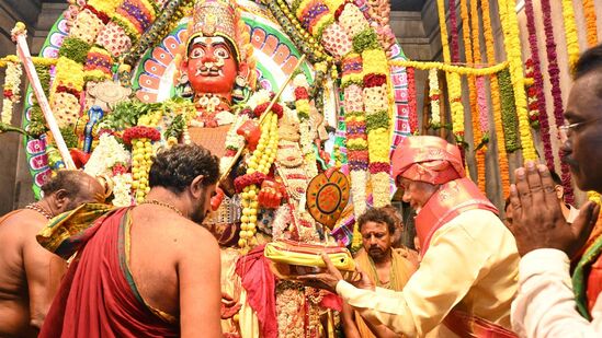 సీఎం చంద్రబాబు దంపతులు అమ్మవారి విశ్వరూప దర్శనం చేసుకున్నారు. అమ్మవారికి సారె సమర్పించి, ప్రత్యేక పూజలు నిర్వహించారు. రాష్ట్రానికి మంచి జరగాలని అమ్మవారిని సీఎం చంద్రబాబు ప్రార్థించారు.