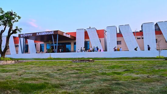 రైల్వే స్టేషన్ బిల్డింగ్ పైన 15 KwPతో కూడిన సోలార్ పవర్ ప్లాంట్ ను కూడా ఏర్పాటు చేశారు. ఇక స్టేషన్ కు వచ్చే దివ్యాంగుల కోసం ప్రత్యేకమైన ఏర్పాట్లు ఉన్నాయి. 