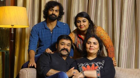దృశ్యం సహా తాను పోషించే కొన్ని పాత్రల మాదిరిగానే మోహన్ లాల్ కూడా కంప్లీట్ ఫ్యామిలీ మ్యాన్‌గా కనిపిస్తాడు. మోహన్ లాల్ కుటుంబంతో దిగిన ఫొటో వైరల్ అవుతోంది. ఈ ఫొటోలో తల్లి, కూతురు ఇద్దరూ ఒకెేలా ఉన్నారని నెటిజన్స్ కామెంట్స్ చేస్తున్నారు. 