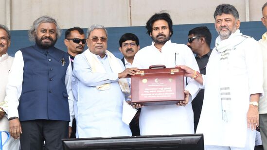ఇవాళ బెంగళూరులోని కర్ణాటక విధాన సౌధ వద్ద ఏర్పాటు చేసిన ప్రత్యేక కార్యక్రమంలో ఆ రాష్ట్ర సీఎం సిద్ధరామయ్య, డిప్యూటీ సీఎం డి.కె. శివకుమార్, మంత్రి ఈశ్వర్ ఖండ్రే కుంకీ ఏనుగులను ఏపీ డిప్యూటీ సీఎం పవన్ కల్యాణ్ సమక్షంలో అటవీ అధికారులకు అందించారు. 