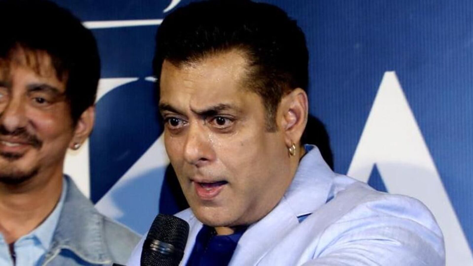 బాలీవుడ్ స్టార్ హీరో సల్మాన్ ఖాన్ ఇంట్లోకి చొరబడేందుకు వేర్వేరుగా ప్రయత్నించిన ఇద్దరు వ్యక్తులు