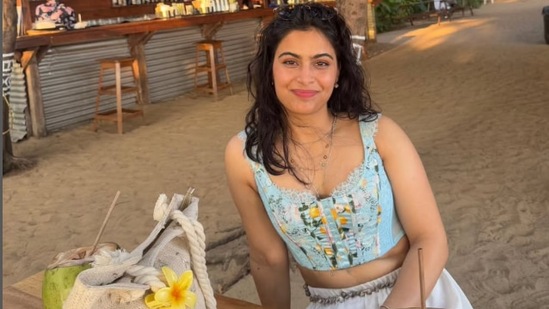 ఇండియన్ షూటింగ్ స్టార్ మను బాకర్ గోవాలో రచ్చ రచ్చ చేసింది. ఫ్రెండ్స్ తో కలిసి ట్రిప్ ఎంజాయ్ చేసింది. వెస్టర్న్ వేర్ లో ఆమె లుక్స్ అదిరిపోయాయి. 