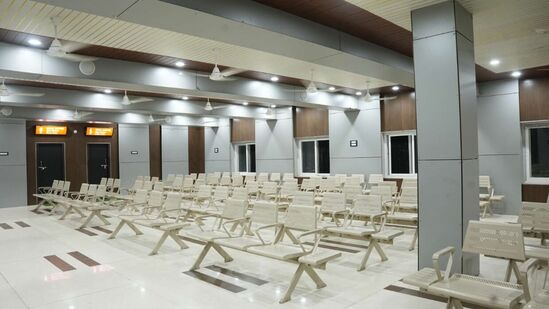 స్టేషన్ లోపల ప్రయాణికులకు అనువుగా ఫుట్‌పాత్‌లు, విశాలమైన ఓవర్ బ్రిడ్జిలు, లిఫ్ట్‌లు, ఎస్కలేటర్లు, వెయిటింగ్ హాల్స్, బుకింగ్ ఆఫీస్, టాయిలెట్ల నిర్మాణం, సైనేజ్ బోర్డుల ఏర్పాటు వంటి అనేక అభివృద్ధి కార్యక్రమాలు జరుగుతున్నాయి.