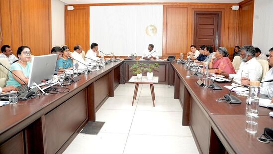 రాజీవ్ యువ వికాసం స్కీం కోసం రూ.9 వేల కోట్లు కేటాయించగా.. రూ. 6,250 కోట్లను ప్రభుత్వం సబ్సిడీగా అందించనుంది. అయితే ముందుగా కేటగిరీ-1, 2 యూనిట్లను కేటాయించాలని సర్కార్ భావిస్తోంది. ఆ తర్వాత కేటగిరి 3, 4లో ఉన్న వారికి శాంక్షన్ లెటర్లు అందజేయనుంది.