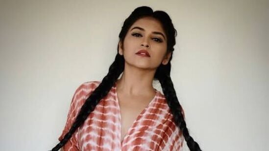 ఈ షోకు సంబంధించిన ప్రోమోను స్టార్ మా రిలీజ్ చేసింది. ఈ ప్రోమోలో మోడ్ర‌న్ లుక్‌లో క‌నిపించి ఆడియెన్స్‌ను స‌ర్‌ప్రైజ్ చేసింది మీనా.