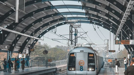 మెట్రో ప్రయాణ ఛార్జీలను కనీసం రూ.10 నుంచి 12కు, గరిష్ట ఛార్జీ రూ.60 నుంచి రూ.75కు పెంచాలని మెట్రో యాజమాన్యం భావించింది. తర్వాత దానిలో 10శాతం డిస్కౌంట్ ప్రకటించారు. 