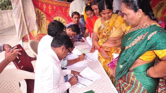 తెల్ల రేషన్ కార్డు కలిగి ఉన్నవారు సన్నబియ్యం స్కీమ్ అర్హులవుతారు. అంతేకాకుండా తెలంగాణ నివాసి అయి ఉండాలి. రాష్ట్ర ప్రభుత్వ లేదా కేంద్ర ప్రభుత్వ ఉద్యోగులు అయి ఉండకూడదని ప్రభుత్వ నిబంధనలు చెబుతున్నాయి.