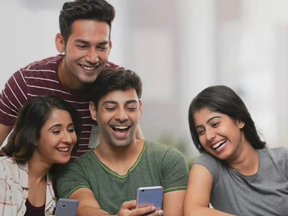 ఈ  500 ఎమ్బీపీఎస్ ప్లాన్ 800 కి పైగా టివి ఛానెళ్లకు ఉచిత యాక్సెస్ తో వస్తుంది. ఇందులో, మీరు నెట్ ఫ్లిక్స్ (స్టాండర్డ్), అమెజాన్ ప్రైమ్ లైట్ కు ఉచిత యాక్సెస్ పొందుతారు. జియో హాట్ స్టార్ కూడా ఈ ప్లాన్ లో ఉచితం.