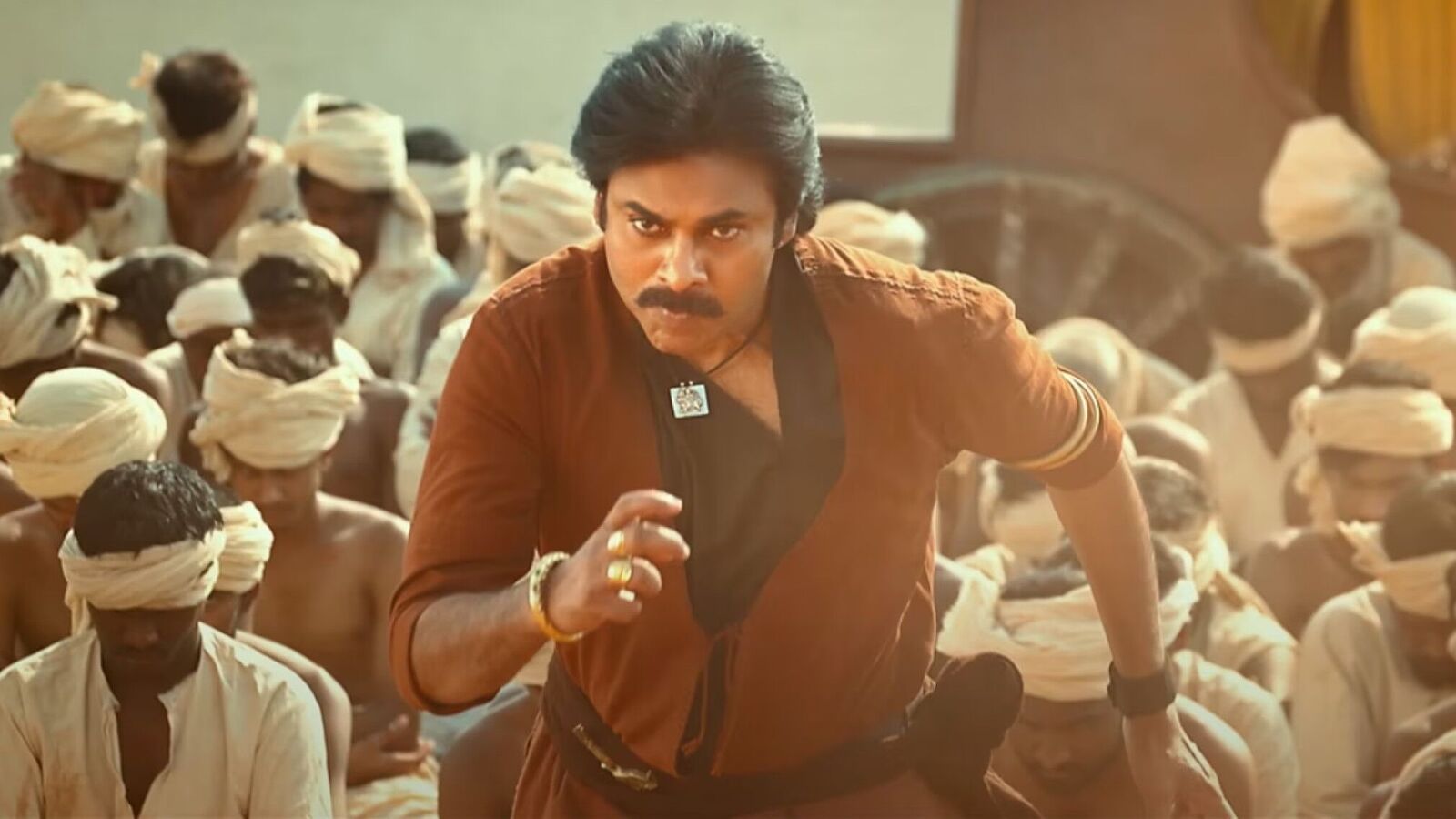 అక్కడ టికెట్ల బుకింగ్‍ల్లో ‘హరి హర వీరమల్లు’ సూపర్ స్టార్ట్.. జోరు చూపుతున్న పవన్ కల్యాణ్ చిత్రం