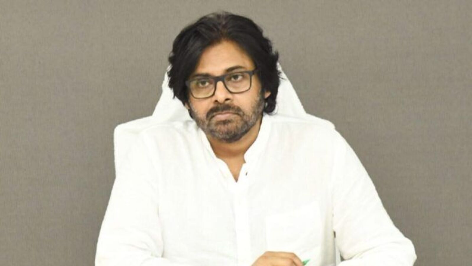 టాలీవుడ్ రిట‌ర్న్ గిఫ్ట్‌పై ప‌వ‌న్ క‌ళ్యాణ్ కౌంట‌ర్ - ఇక‌పై సినిమా ప్ర‌తినిధుల‌తో చ‌ర్చ‌లు బంద్ - థియేట‌ర్ల ఆదాయంపై ఆరా