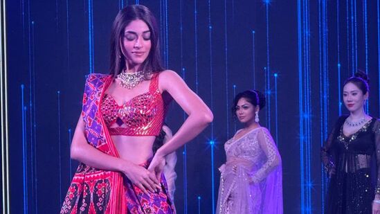 పోచంపల్లి నమూనాలతో రూపొందించిన ఇండో-వెస్ట్రన్ ఎంసెంబుల్స్‌ను మిస్ వరల్డ్ కంటెస్టెంట్లు ధరించారు.  