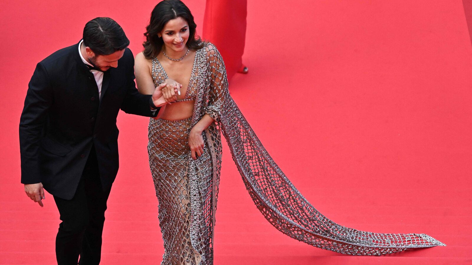 రెడ్ కార్పెట్‌పై అలియా అందాలు.. సొగ‌సు చూడ‌త‌ర‌మా! కేన్స్ ఫిల్మ్ ఫెస్టివల్ ముగింపు వేడుకల్లోస్పెషల్