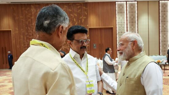 నీతి ఆయోగ్ సమావేశంలో ఏపీ అభివృద్ధికి సంబంధించిన అంశాలను ప్రస్తావిస్తూ బ్లూ ప్రింట్ ద్వారా సీఎం చంద్రబాబు వివరించారు. దీనిపై ప్రధాని మోదీ ప్రశంసలు కురిపించారు.  