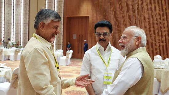 ఇతర రాష్ట్రాలు కూడా ఆంధ్రప్రదేశ్ అమలు చేస్తున్న సంస్కరణలను అధ్యయనం చేయాలని ప్రధాని మోదీ సూచించారు. సీఎం చంద్రబాబు రూపొందించిన ప్రణాళిక ఇతర రాష్ట్రాలకు మార్గదర్శకంగా ఉంటుందని వ్యాఖ్యానించారు. ఇక ఈ సమావేశం సందర్భంగా… ప్రధాని మోదీతో సీఎం చంద్రబాబు, స్టాలిన్ మాట్లాడుతూ నవ్వులు చిందించారు. 