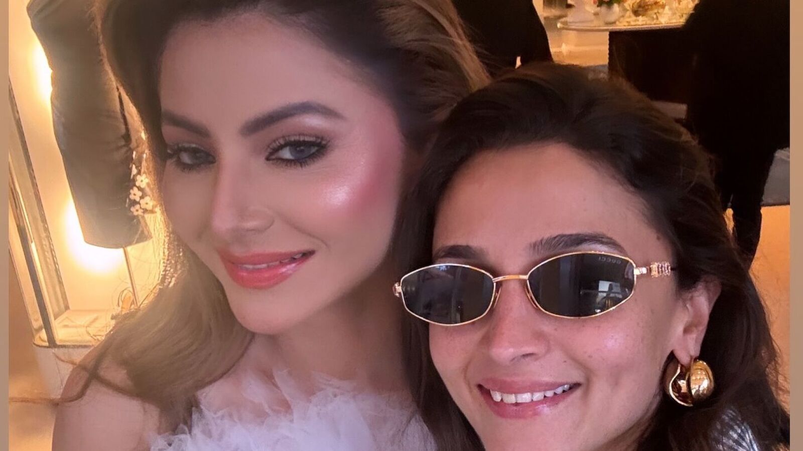 ఇంటర్నెట్ ను షేక్ చేస్తున్న సెల్ఫీ.. ఇద్దరు ముద్దుగుమ్మలు ఒక్క చోట.. వైరల్ గా అలియా, ఊర్వశి ఫొటో