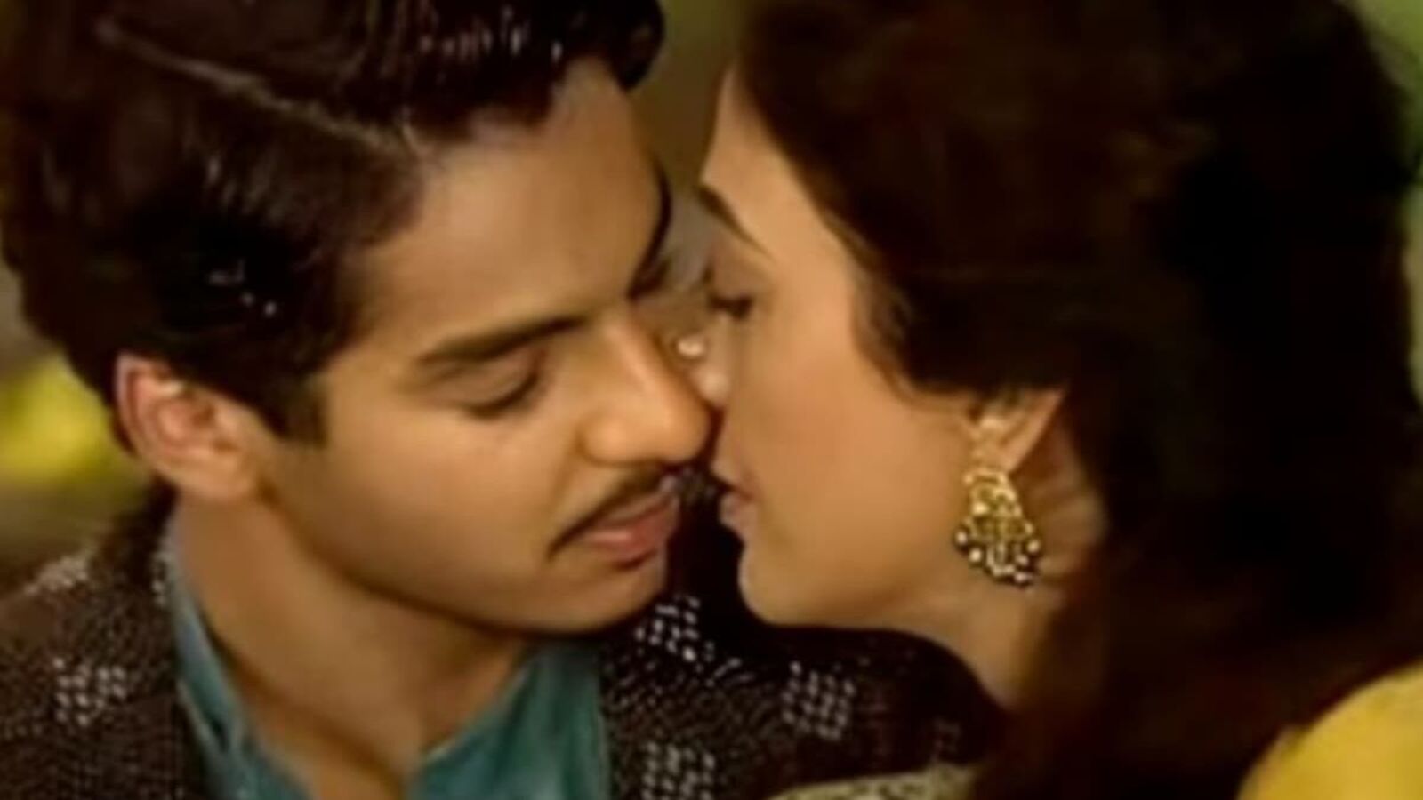 తన కంటే 24 ఏళ్లు పెద్దదైన టబుతో ఘాటు రొమాన్స్ సీన్.. చాలా ఎంజాయ్ చేశానన్న బాలీవుడ్ యువ నటుడు