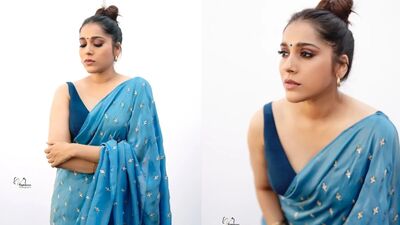 <p>ఇన్స్టాగ్రామ్ లో 5 మిలియన్ల ఫాలోవర్లను సొంతం చేసుకున్న రష్మి.. ఈ ఫొటోలను షేర్ చేయగానే అవి వైరల్ అయ్యాయి.</p> <p>ఇన్స్టాగ్రామ్ లో 5 మిలియన్ల ఫాలోవర్లను సొంతం చేసుకున్న రష్మి.. ఈ ఫొటోలను షేర్ చేయగానే అవి వైరల్ అయ్యాయి.</p>