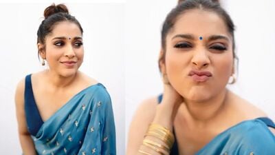 <p>రష్మి తాజాగా బ్లూ కలర్ శారీలో ఫొటోలకు పోజులిచ్చింది. వీటిలో ఆమె ముద్దొచ్చేలా కనిపిస్తోంది.</p> <p>రష్మి తాజాగా బ్లూ కలర్ శారీలో ఫొటోలకు పోజులిచ్చింది. వీటిలో ఆమె ముద్దొచ్చేలా కనిపిస్తోంది.</p>