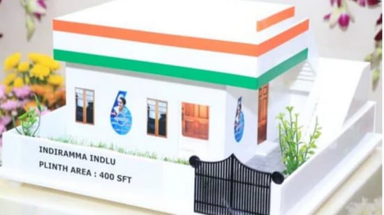 తెలంగాణలో ఇందిరమ్మ ఇళ్ల స్కీమ్ పై కసరత్తు కొనసాగుతోంది. ఇప్పటికే మొదటి విడతలో ప్రోసిడింగ్స్ అందుకున్న వారిలో పలువురు నిర్మాణాలు చేపట్టారు. వీరికి దశల వారీగా ప్రభుత్వం నిధులు జమ చేస్తూ వస్తోంది. 