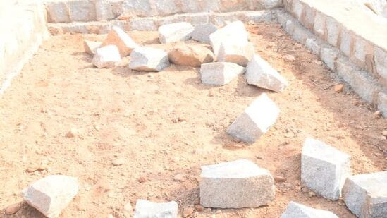 రాష్ట్రంలో దాదాపు 250 మండ‌లాల్లో ఇందిర‌మ్మ ఇండ్ల నిర్మాణం జ‌రుగుతోంది, ల‌బ్దిదారుల‌కు ఇంజ‌నీర్లు నిర్మాణ ప‌నుల్లో త‌గు స‌హ‌కారాన్ని అందించాలని మంత్రి పొంగులేటి సూచించారు. వ‌ర్షాకాలంలో ఇబ్బంది ప‌డ‌కుండా ల‌బ్దిదారుల‌ను ప్రోత్స‌హించాలని తెలిపారు.
