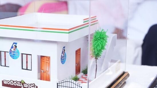 రాష్ట్రంలో ఇంత‌వ‌ర‌కు బేస్మెంట్ పూర్తి అయిన 5,682 ఇండ్ల‌కు ల‌క్ష చొప్పున రూ. 56.82 కోట్లు, గోడ‌లు పూర్తి అయిన 497 ఇండ్ల‌కు 2ల‌క్ష‌ల చొప్పున రూ. 9.94 కోట్లు, స్లాబు పూర్త‌యిన 33 ఇండ్ల‌కు 4ల‌క్ష‌ల చొప్పున రూ. 1.32 కోట్లు విడుద‌ల చేసినట్లు మంత్రి పొంగులేటి ప్రకటించారు. మొత్తంగా ఇప్ప‌టివ‌ర‌కు ఇందిర‌మ్మ ఇండ్ల కోసం రూ. 68.08 కోట్లు అంద‌జేసినట్లు వెల్లడించారు.