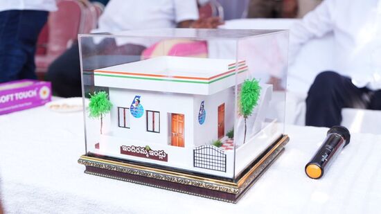 ఇందిరమ్మ ఇళ్ల నిర్మాణానికి ఇప్పటికే ప్రభుత్వం మార్గదర్శకాలను ప్రకటించింది. 400 చ‌ద‌ర‌పు అడుగుల‌కు త‌గ్గ‌కుండా…. 600 చ‌ద‌ర‌పు అడుగుల‌కు మించ‌కుండా నిర్మించుకోవాలని స్పష్టం చేసిన సంగతి తెలిసిందే. అయితే చాలా మందిలో ఇంటి నిర్మాణంపై అనుమానాలు నెలకొన్నాయి. ప్రభుత్వం సూచించిన విధంగానే ఇంటి డిజైన్ ఉండాలా అనే సందేహాలు వ్యక్తం చేస్తున్నారు. 