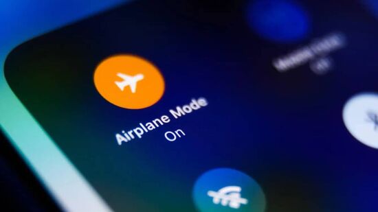 లొకేషన్, వై-ఫై, బ్లూటూత్ : కొన్ని ఫీచర్లు అవసరం లేకపోయినా ఆన్లో ఉంటాయి. ఇది బ్యాటరీని ప్రభావితం చేస్తుంది. అవసరమైనప్పుడు మాత్రమే జీపీఎస్, బ్లూటూత్, వైఫై ఆన్ చేయాలి. అలాగే బ్యాటరీ తక్కువగా ఉన్నప్పుడు, బ్యాటరీ సేవర్ మోడ్ని ఆన్లో ఉంచండి. లొకేషన్, వై-ఫై, బ్లూటూత్ : కొన్ని ఫీచర్లు అవసరం లేకపోయినా ఆన్లో ఉంటాయి. ఇది బ్యాటరీని ప్రభావితం చేస్తుంది. అవసరమైనప్పుడు మాత్రమే జీపీఎస్, బ్లూటూత్, వైఫై ఆన్ చేయాలి. అలాగే బ్యాటరీ తక్కువగా ఉన్నప్పుడు, బ్యాటరీ సేవర్ మోడ్ని ఆన్లో ఉంచండి.