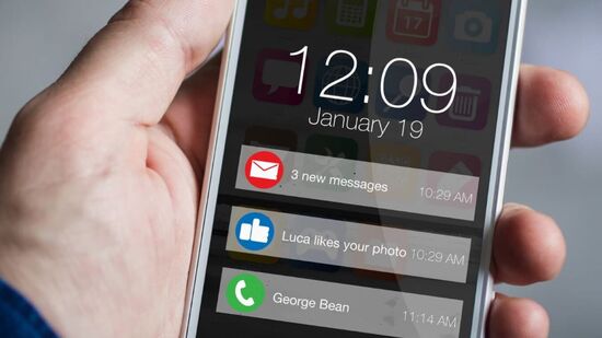 అనవసరమైన నోటిఫికేషన్లు, వైబ్రేషన్స్ : ప్రతి యాప్ నోటిఫికేషన్లు, ప్రతిసారీ ఫోన్ వైబ్రేట్ చేయడం వల్ల మీ బ్యాటరీ నెమ్మదిగా ఖాళీ అవుతుంది. అనవసరమైన యాప్స్ నోటిఫికేషన్లను ఆఫ్ చేసి, ముఖ్యమైనవాటి కోసం మాత్రమే వైబ్రేషన్ మోడ్ను ఆన్లో పెట్టండి. అనవసరమైన నోటిఫికేషన్లు, వైబ్రేషన్స్ : ప్రతి యాప్ నోటిఫికేషన్లు, ప్రతిసారీ ఫోన్ వైబ్రేట్ చేయడం వల్ల మీ బ్యాటరీ నెమ్మదిగా ఖాళీ అవుతుంది. అనవసరమైన యాప్స్ నోటిఫికేషన్లను ఆఫ్ చేసి, ముఖ్యమైనవాటి కోసం మాత్రమే వైబ్రేషన్ మోడ్ను ఆన్లో పెట్టండి.