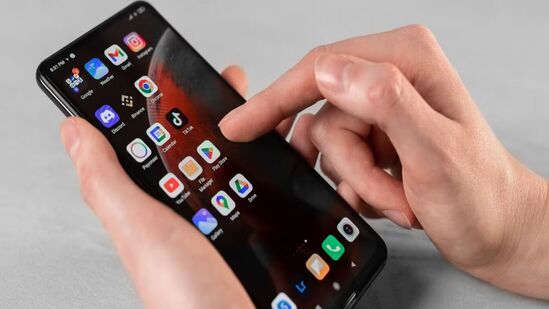 బ్యాక్ గ్రౌండ్ యాప్స్ క్లోజ్ చేయకపోవడం : చాలా యాప్స్ బ్యాక్ గ్రౌండ్లో రన్ అవుతూ ఉంటాయి. (ఉదా. మ్యాప్స్, ఫేస్ బుక్, ఇన్ స్టాగ్రామ్ మొదలైనవి). ఇవి బ్యాటరీని వినియోగిస్తాయి. బ్యాక్ గ్రౌండ్ యాప్ రిఫ్రెష్ ఆఫ్ చేయండి. అన్ని యాప్లను క్లియర్ చేయండి. బ్యాక్ గ్రౌండ్ యాప్స్ క్లోజ్ చేయకపోవడం : చాలా యాప్స్ బ్యాక్ గ్రౌండ్లో రన్ అవుతూ ఉంటాయి. (ఉదా. మ్యాప్స్, ఫేస్ బుక్, ఇన్ స్టాగ్రామ్ మొదలైనవి). ఇవి బ్యాటరీని వినియోగిస్తాయి. బ్యాక్ గ్రౌండ్ యాప్ రిఫ్రెష్ ఆఫ్ చేయండి. అన్ని యాప్లను క్లియర్ చేయండి.