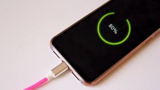 ఓవర్ ఛార్జింగ్ : ఫోన్ను రాత్రంతా ఛార్జింగ్లో ఉంచడం లేదా పదేపదే 100 శాతం ఛార్జింగ్ చేయడం వల్ల బ్యాటరీ దెబ్బతింటుంది. ఫోన్ను 20 నుంచి 80 శాతం మధ్య ఛార్జ్ చేస్తే బాగుంటుంది. అలాగే ఫాస్ట్ ఛార్జింగ్ ఎక్కువగా వాడకూడదు. ఓవర్ ఛార్జింగ్ : ఫోన్ను రాత్రంతా ఛార్జింగ్లో ఉంచడం లేదా పదేపదే 100 శాతం ఛార్జింగ్ చేయడం వల్ల బ్యాటరీ దెబ్బతింటుంది. ఫోన్ను 20 నుంచి 80 శాతం మధ్య ఛార్జ్ చేస్తే బాగుంటుంది. అలాగే ఫాస్ట్ ఛార్జింగ్ ఎక్కువగా వాడకూడదు.