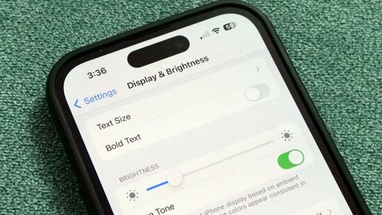 బ్రైట్నెస్ ఎక్కువగా ఉంచడం : మీ స్క్రీన్ బ్రైట్నెస్ ఎల్లప్పుడూ ఎక్కువగా ఉంటే.. అది మీ బ్యాటరీకి అతిపెద్ద శత్రువు. ఆటో బ్రైట్నెస్ ఆన్లో ఉంచండి లేదా ఇంటి లోపల మాన్యువల్ బ్రైట్నెస్ 30-40 శాతం వద్ద ఉంచండి. బ్రైట్నెస్ ఎక్కువగా ఉంచడం : మీ స్క్రీన్ బ్రైట్నెస్ ఎల్లప్పుడూ ఎక్కువగా ఉంటే.. అది మీ బ్యాటరీకి అతిపెద్ద శత్రువు. ఆటో బ్రైట్నెస్ ఆన్లో ఉంచండి లేదా ఇంటి లోపల మాన్యువల్ బ్రైట్నెస్ 30-40 శాతం వద్ద ఉంచండి.