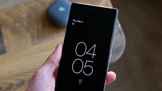 ఆల్వేస్ ఆన్ డిస్ ప్లే వాడకం : ఫోన్లో ఆల్వేస్ ఆన్ డిస్ ప్లే, 120 హెర్ట్జ్ రిఫ్రెష్ రేట్ లేదా లైవ్ వాల్ పేపర్ ఆన్ చేస్తే, అది చాలా బ్యాటరీని ఉపయోగిస్తుంది. సెట్టింగ్స్లోకి వెళ్లి రిఫ్రెష్ రేట్ను 60 హెర్ట్జ్ కు సెట్ చేసి స్టాటిక్ వాల్ పేపర్ ఉపయోగించండి. ఆల్వేస్ ఆన్ డిస్ ప్లే వాడకం : ఫోన్లో ఆల్వేస్ ఆన్ డిస్ ప్లే, 120 హెర్ట్జ్ రిఫ్రెష్ రేట్ లేదా లైవ్ వాల్ పేపర్ ఆన్ చేస్తే, అది చాలా బ్యాటరీని ఉపయోగిస్తుంది. సెట్టింగ్స్లోకి వెళ్లి రిఫ్రెష్ రేట్ను 60 హెర్ట్జ్ కు సెట్ చేసి స్టాటిక్ వాల్ పేపర్ ఉపయోగించండి.