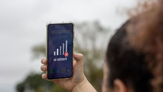 నెట్ వర్క్ సమస్య : సిగ్నల్ బలహీనంగా ఉన్నప్పుడు ఫోన్ నెట్ వర్క్ను పట్టుకోవడానికి ఎక్కువ ప్రయత్నిస్తుంది. బ్యాటరీ ఎక్కువ వినియోగిస్తుంది. నెట్ వర్క్ చాలా బలహీనంగా ఉన్నప్పుడు ఎయిర్ ప్లేన్ మోడ్ను ఆన్ చేయడం చాలా ముఖ్యం. అలాగే ఇంట్లో లేదా కార్యాలయంలో వై-ఫై కాలింగ్ ఉపయోగించండి. నెట్ వర్క్ సమస్య : సిగ్నల్ బలహీనంగా ఉన్నప్పుడు ఫోన్ నెట్ వర్క్ను పట్టుకోవడానికి ఎక్కువ ప్రయత్నిస్తుంది. బ్యాటరీ ఎక్కువ వినియోగిస్తుంది. నెట్ వర్క్ చాలా బలహీనంగా ఉన్నప్పుడు ఎయిర్ ప్లేన్ మోడ్ను ఆన్ చేయడం చాలా ముఖ్యం. అలాగే ఇంట్లో లేదా కార్యాలయంలో వై-ఫై కాలింగ్ ఉపయోగించండి.