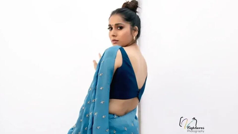 <p>నడుము అందాలను కూడా చూపిస్తూ యే మౌసమ్ కా జాదూ హై మిథ్వా అనే హమ్ ఆప్కే హై కౌన్ మూవీలోని పాపులర్ సాంగ్ పదాలనే క్యాప్షన్ గా ఉంచింది.</p>