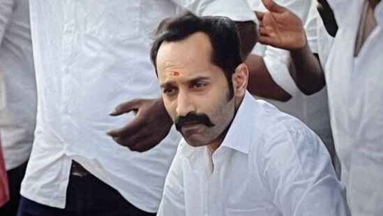 ప్రముఖ మలయాళీ నటుడు, దర్శకుడు, ప్రొడ్యూసర్​ మొహమ్మద్​ ఫాజిల్​ కుమారుడు ఈ ఫాహద్​ ఫాజిల్​. 2002లో వచ్చిన కైయెథుమ్​ దూరాత్​ అనే సినిమాలో తండ్రితో పాటు నటించి స్టార్​ కిడ్​గా ఇండస్ట్రీలోకి ఎంట్రీ ఇచ్చారు ఫాహద్​. కానీ ఆ సినిమా ఆడలేదు.