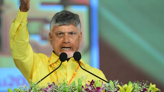 డబ్బుల జమపై ఏపీ సీఎం చంద్రబాబు నాయుడు కీలక ప్రకటన చేశారు. మహానాడు వేదికగా మంగళవారం మాట్లాడిన ఆయన… రైతులకు పెట్టుబడి సాయంగా ఉండేందుకు ఏడాదికి రూ.20 వేలు అందిస్తామన్నారు. మూడు విడతల్లో డబ్బులు జమ చేస్తామని తెలిపారు. 
