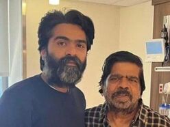 <p>టి రాజేంద‌ర్ డైరెక్ట‌ర్‌, యాక్ట‌ర్‌గానే కాకుండా సంగీత ద‌ర్శ‌కుడు, కెమెరామెన్‌, లిరిసిస్ట్‌గా.. ప్ర‌తిభ‌ను చాటుకున్నాడు. </p>