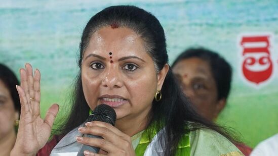 బీజేపీలో విలీనం చేసే కుట్ర జరుగుతోంది..! ఇదేనా పార్టీని నడిపించడం…? ఎమ్మెల్సీ  కవిత ప్రశ్నాస్త్రాలు-brs mlc kavitha demands to know who leaked her letter  key comments on ...