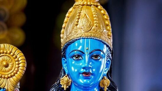 ఆర్థిక సమస్యలు: ఆర్థిక సమస్యలను ఎదుర్కోవడానికి గురువారం పసుపు, బియ్యం తీసుకుని నిశ్శబ్దంగా విష్ణు సహస్రనామ పారాయణం చేయాలి. విష్ణువు చాలా సంతోషంగా ఉంటాడు. మీ ఆర్థిక సమస్యలు పరిష్కరించబడతాయి.