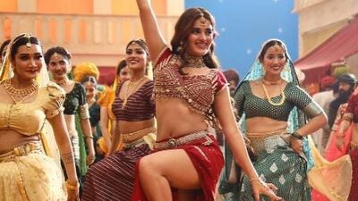 <p>నిధి అగర్వాల్ వర్కింగ్ స్టిల్స్ కు ఫ్యాన్స్ ఫిదా అయిపోతున్నారు. ‘నీవే అసలైన తార’ అంటూ కామెంట్లు చేస్తున్నారు. లవ్, క్రష్ అంటూ పోస్టులు పెడుతున్నారు. సాంగ్ సూపర్ అని చెప్తున్నారు.  </p> (instagram-nidhhiagerwal)