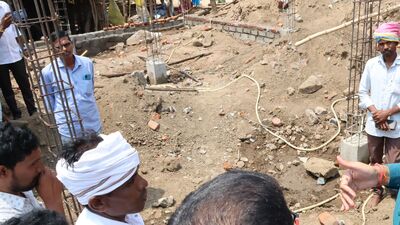 <p>బేస్మెంట్ పూర్తైన తర్వాత లక్ష రూపాయిలు, గోడలు పూర్తైన తర్వాత 1.25 లక్షల రూపాయిలు, శ్లాబ్ పూర్తిచేసుకున్న తర్వాత 1.75 లక్షల రూపాయిలు, ఇల్లు పూర్తైన తర్వాత మిగిలిన లక్ష రూపాయిలను విడుదల చేస్తామని ప్రభుత్వం ఇప్పటికే ప్రకటించిన సంగతి తెలిసిందే.</p> <p>బేస్మెంట్ పూర్తైన తర్వాత లక్ష రూపాయిలు, గోడలు పూర్తైన తర్వాత 1.25 లక్షల రూపాయిలు, శ్లాబ్ పూర్తిచేసుకున్న తర్వాత 1.75 లక్షల రూపాయిలు, ఇల్లు పూర్తైన తర్వాత మిగిలిన లక్ష రూపాయిలను విడుదల చేస్తామని ప్రభుత్వం ఇప్పటికే ప్రకటించిన సంగతి తెలిసిందే.</p>