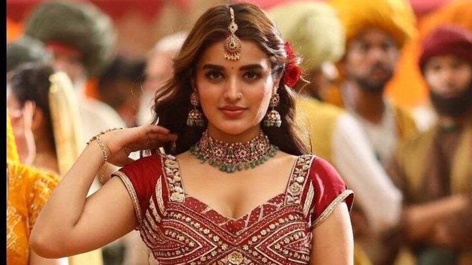 <p>అందాల ముద్దుగుమ్మ నిధి అగర్వాల్ మరోసారి ఇన్ స్టాగ్రామ్ లో హాట్ ఫొటోలు పోస్టు చేసింది. స్టిల్స్ లో సోయగాలు వడ్డించేసింది.</p>(instagram-nidhhiagerwal)