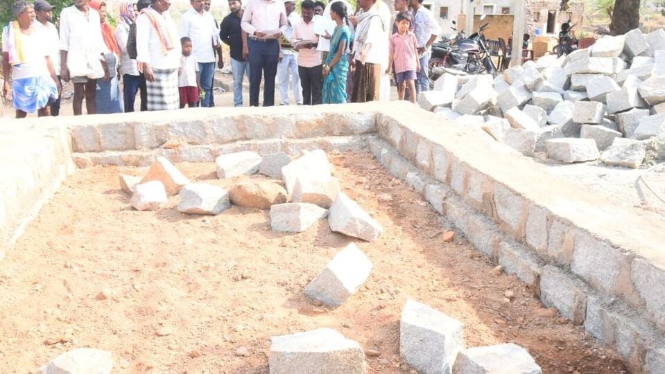 <div><p><img src="https://abs-0.twimg.com/emoji/v2/svg/1f4a0.svg" alt="💠">ఇందిరమ్మ ఇళ్ల నిర్మాణాల్లో వేగం పెంచాలని కూడా మంత్రి పొంగులేటి స్పష్టం చేశారు. ఇక ఇందిరమ్మ ఇండ్ల పథకానికి లబ్ధిదారులకు ఎలాంటి వయో పరిమితి లేదని స్పష్టం చేశారు. నిజానికి ఈ విషయంలో పలువురు దరఖాస్తుదారులు ఇబ్బందులు ఎదుర్కోవాల్సి వస్తుంది. వయోపరిమితి కారణంగా దరఖాస్తులను పక్కనపెడుతున్నారనే వార్తలు వినిపిస్తున్నాయి. ఈ నేపథ్యంలోనే మంత్రి పొంగులేటి స్పందిస్తూ…. లబ్ధిదారులకు ఎలాంటి వయో పరిమితి లేదన్నారు.</p></div>