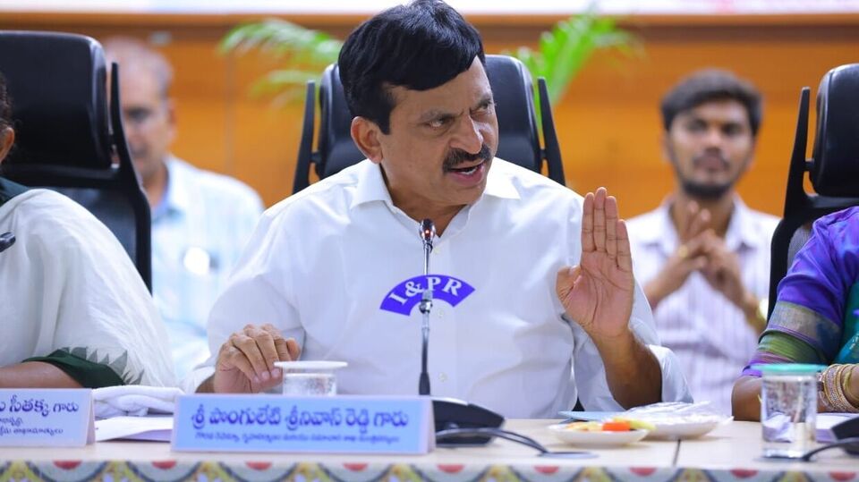 <p>ప్రోసిడింగ్స్ కాపీల జారీలో జరుగుతున్న జాప్యంపై రాష్ట్ర గృహ నిర్మాణశాఖ మంత్రి పొంగులేటి శ్రీనివాస్ రెడ్డి స్పందించారు. గురువారం వరంగల్ లో మాట్లాడిన ఆయన… ఇందిరమ్మ ఇళ్ల ప్రొసీడింగ్స్ లబ్ధిదారులకు ఇవ్వకుండా కలెక్టర్ల దగ్గర పెట్టుకోవడం సరికాదన్నారు. జూన్ 06 లోపు లబ్ధిదారుల ఎంపిక పూర్తి చేసి వారికి ప్రొసీడింగ్స్ ఇవ్వాలని అధికారులను ఆదేశించారు.</p>