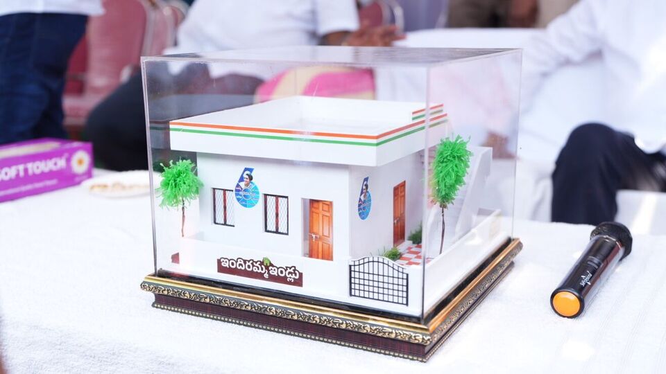 <p>మరోవైపు రెండో విడత లబ్ధిదారుల ప్రక్రియ పూర్తి కావొచ్చింది. చాలా గ్రామాల్లోనూ లబ్ధిదారుల ఎంపిక ప్రక్రియ పూర్తి అయింది. అయితే వీరిలో మెజార్టీ లబ్ధిదారులకు ప్రోసిడింగ్స్ కాపీలు అందలేదు. </p>