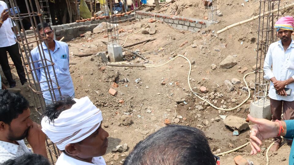 <p>బేస్మెంట్ పూర్తైన త‌ర్వాత ల‌క్ష రూపాయిలు, గోడ‌లు పూర్తైన త‌ర్వాత 1.25 ల‌క్షల రూపాయిలు, శ్లాబ్ పూర్తిచేసుకున్న త‌ర్వాత 1.75 ల‌క్షల రూపాయిలు, ఇల్లు పూర్తైన త‌ర్వాత మిగిలిన ల‌క్ష రూపాయిలను విడుదల చేస్తామని ప్రభుత్వం ఇప్పటికే ప్రకటించిన సంగతి తెలిసిందే.</p>
