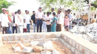 <div><p>దరఖాస్తుల పరిశీలన తర్వాత… ఇందిరమ్మ కమిటీల సాయంతో అధికారులు లబ్ధిదారుల జాబితాలను రూపొందించారు. ఈ జాబితాలో ఉన్న పేర్లను అన్ని కోణాల్లో పరిశీలిస్తున్న అధికారులు… లబ్ధిదారుల లిస్ట్ ను ఖరారు చేస్తున్నారు. పైలెట్ ప్రాజెక్ట్ గ్రామాలు కాకుండా… మొదటి విడత కింద పెద్ద సంఖ్యలో లబ్ధిదారులను గుర్తిస్తున్నారు. </p></div> 
