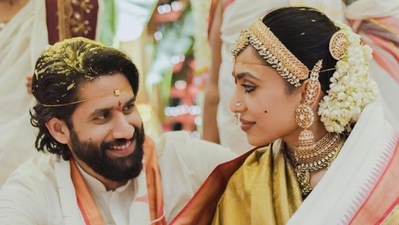 <p>2024 డిసెంబర్ 4 ప్రముఖ నటుడు అక్కినేని నాగ చైతన్యను పెళ్లి చేసుకుంది శోభిత ధూళిపాళ. అప్పటికే సమంతతో చైతన్య విడాకులు తీసుకున్న సంగతి తెలిసిందే. </p> (instagram-sobhitad) <p>2024 డిసెంబర్ 4 ప్రముఖ నటుడు అక్కినేని నాగ చైతన్యను పెళ్లి చేసుకుంది శోభిత ధూళిపాళ. అప్పటికే సమంతతో చైతన్య విడాకులు తీసుకున్న సంగతి తెలిసిందే. </p> (instagram-sobhitad)