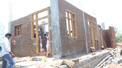 <p>అనర్హులకు ఇవ్వకుండా పక్కాగా అర్హులకే ఇందిరమ్మ ఇళ్లు దక్కాలని ప్రభుత్వం స్పష్టం చేసింది. ఎవరైనా అధికారులు, సిబ్బంది తప్పుడు సమాచారం ఇస్తే… వారిపై చర్యలు ఉంటాయని హెచ్చరిస్తోంది. ఎలాంటి అవకతవకలకు అవకాశం ఇవ్వకుండా స్కీమ్ అమలు చేయాలని ఎప్పటికప్పుడు దిశానిర్దేశం చేస్తోంది.</p> 